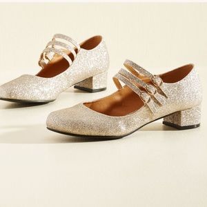 Mod NYLA Tippi gold Glitter Maryjane Size 9